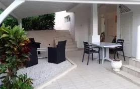 Appartement F1 Villa Calliandra en rez de jardin avec vue jardin et mer