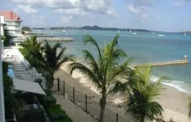 Studio en bord de plage avec vue mer et piscine