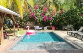 Villa créole de prestige. Magnifique piscine au sel à 20m de la plage du Diamant