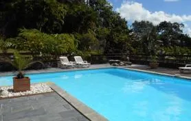 Gite très calme, sans vis à vis surplombant la piscine dans jardin luxuriant