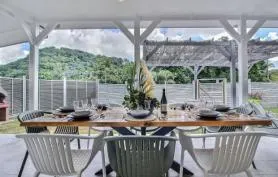 Villa moderne 4CH, piscine, plage à pied, idéale séjour nord Martinique