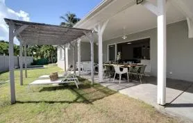 Villa moderne 4CH, piscine, plage à pied, idéale séjour nord Martinique