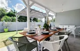 Villa moderne 4CH, piscine, plage à pied, idéale séjour nord Martinique
