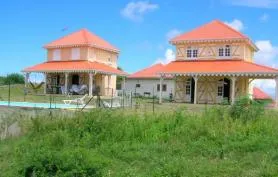 Résidence Les Alizés, maison créole avec piscine