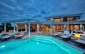 Villa de luxe avec piscine privée et services hôteliers