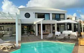 Villa de luxe avec piscine privée et services hôteliers