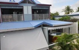 A 150m de la plage T3 (6pers) 90€/nuit, T2 avec spa, studios 45€/nuit piscine, Clim, Wifi. Cours de Surf 35€.