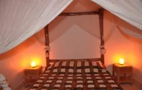A 150m de la plage T3 (6pers) 90€/nuit, T2 avec spa, studios 45€/nuit piscine, Clim, Wifi. Cours de Surf 35€.