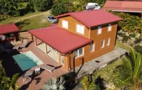 Charmante villa 3* neuve en bois avec piscine Ste Anne