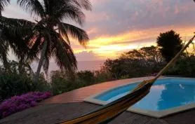 Villa raffinée à louer, piscine privée, vue mer à Malendure, Guadeloupe