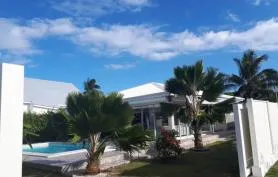 villa de standing avec piscine a 500 metre de la mer a pierre et vacance a sainte anne