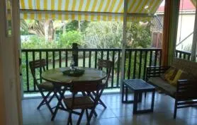 Joli studio dans jardin tropical face Marina St François