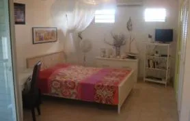 Joli studio dans jardin tropical face Marina St François