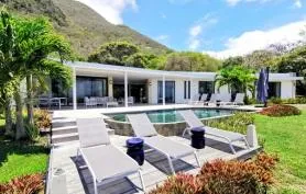 Maison de standing avec piscine et vue mer