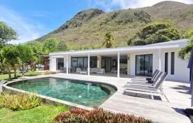 Maison de standing avec piscine et vue mer