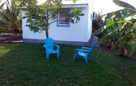 Bungalow dans jardin créole