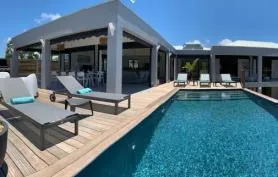 Villa de prestige avec 2 piscines privées et services hôteliers