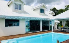 Villa Palina Guadeloupe, piscine et vue panoramique sur la mer.