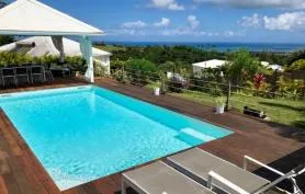 Villa Palina Guadeloupe, piscine et vue panoramique sur la mer.