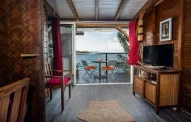 Nouveau superbe studio Corail climatisé suspendu au dessus de la mer vue imprenable