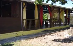 Villa traditionnelle en bois 'amifranlaugi' avec piscine