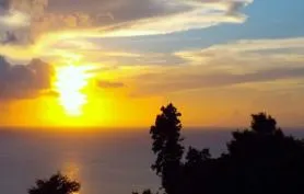 Villa de TiSource en bois tropical avec vue sur mer depuis la piscine privée