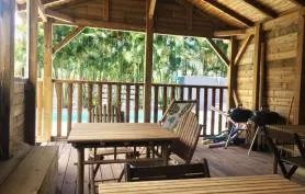 BAZ'CREOLE, ensemble de 4 bungalows, avec piscine et carbet de charme et à 250 m de plages.