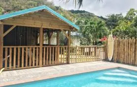 BAZ'CREOLE, ensemble de 4 bungalows, avec piscine et carbet de charme et à 250 m de plages.