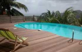 Charmant appartement dans villa avec piscine et vue mer/campagne.