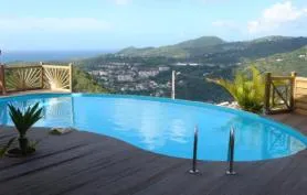 Appartement dans Villa Blue Horizon avec piscine et vue mer/campagne.