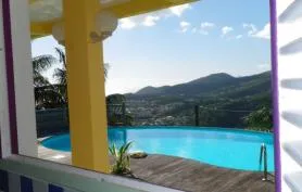 Appartement dans Villa Blue Horizon avec piscine et vue mer/campagne.