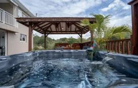 Lodge avec jacuzzi, idéal pour un couple, séjour sud Martinique