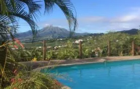 Bas de Villa avec vue imprenable sur la Montagne Pelée, Patrimoine de l Unesco et la Mer des Caraïbes