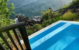 Villa avec vue exceptionnelle sur mer, piscine et spa à débordement, accès mer escalier