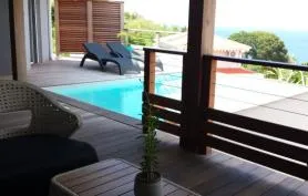 Villa avec piscine surplombant la mer des Caraïbes