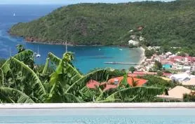 Villa avec piscine surplombant la mer des Caraïbes