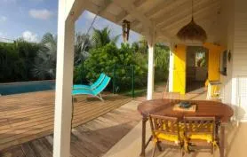Kaz créole avec piscine privée et réserve d'eau