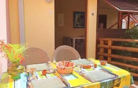 Duplex dans jardin arboré avec piscine