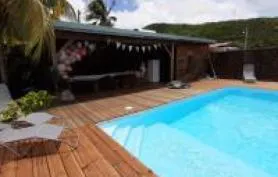Charmant bungalow avec piscine et vue mer