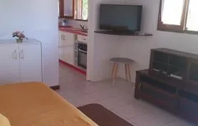 Pavillon dans jardin tropical pour 4 pers (2 chbres 2 SBD) avec acces piscine proche plages et commerces
