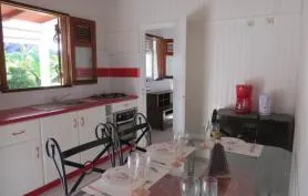 Pavillon dans jardin tropical pour 4 pers (2 chbres 2 SBD) avec acces piscine proche plages et commerces