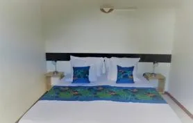 Pavillon dans jardin tropical pour 4 pers (2 chbres 2 SBD) avec acces piscine proche plages et commerces