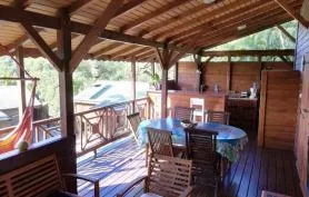 Bungalow bois dans jardin tropical vue mer et piscine