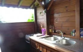 Bungalow bois dans jardin tropical vue mer et piscine