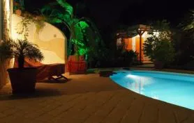 Bungalow , piscine et jardin fleuri