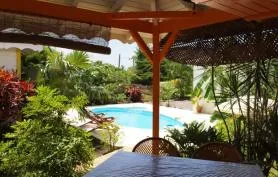 Bungalow , piscine et jardin fleuri