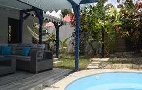 Magnifique villa T4 en bois créole avec jardin & piscine
