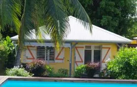 Bungalows de 2 à 4 personnes avec piscine de 10 x 5 m et la plage à 1 km