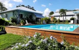 Bungalows de 2 à 4 personnes avec piscine de 10 x 5 m et la plage à 1 km