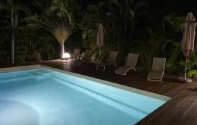 Villa Mango le colibri avec piscine dans un jardin arboré